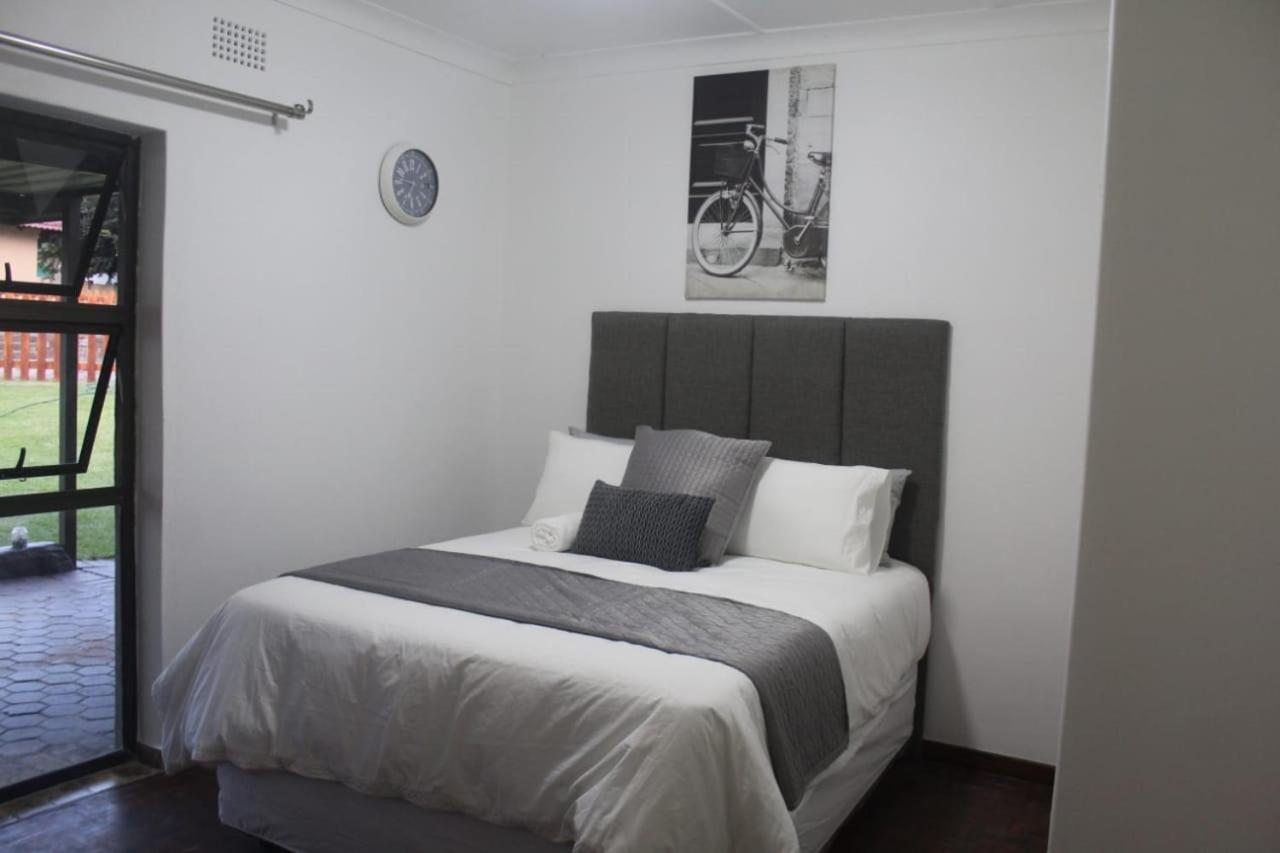 Alu Guesthouse Roodepoort Zimmer foto